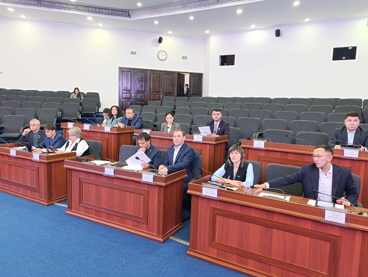 Өскемен қалалық мәслихатында Өскемен қаласының ішкі саясат бөлімінің, Өскемен қаласының мәдениет және тілдерді дамыту бөлімінің, сондай-ақ Өскемен қаласының кәсіпкерлік және ауыл шаруашылығы бөлімінің бюджет жобаларын қарау жөніндегі уақытша комиссиясының отырысы өтті.