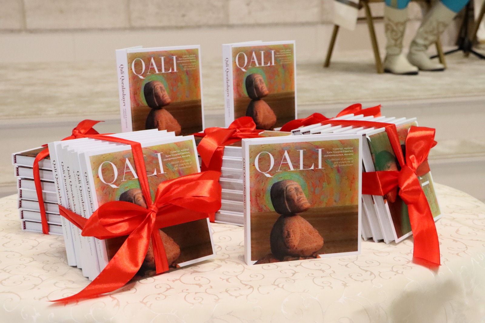 Алматыда Қали Қораласбаевтың жеке көрмесі өтіп жатыр