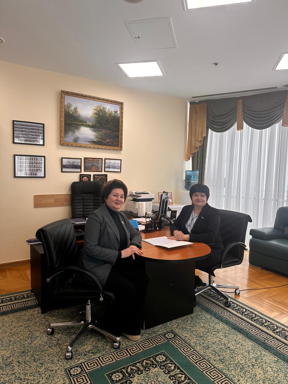 Бүгін Астана қаласына жасаған жұмыс сапары аясында Алтай ауданы мәслихатының төрайымы Л. А. Гречушникова Қазақстан Республикасы Парламенті Сенатының депутаты Булавкина Ольга Александровнамен кездесті