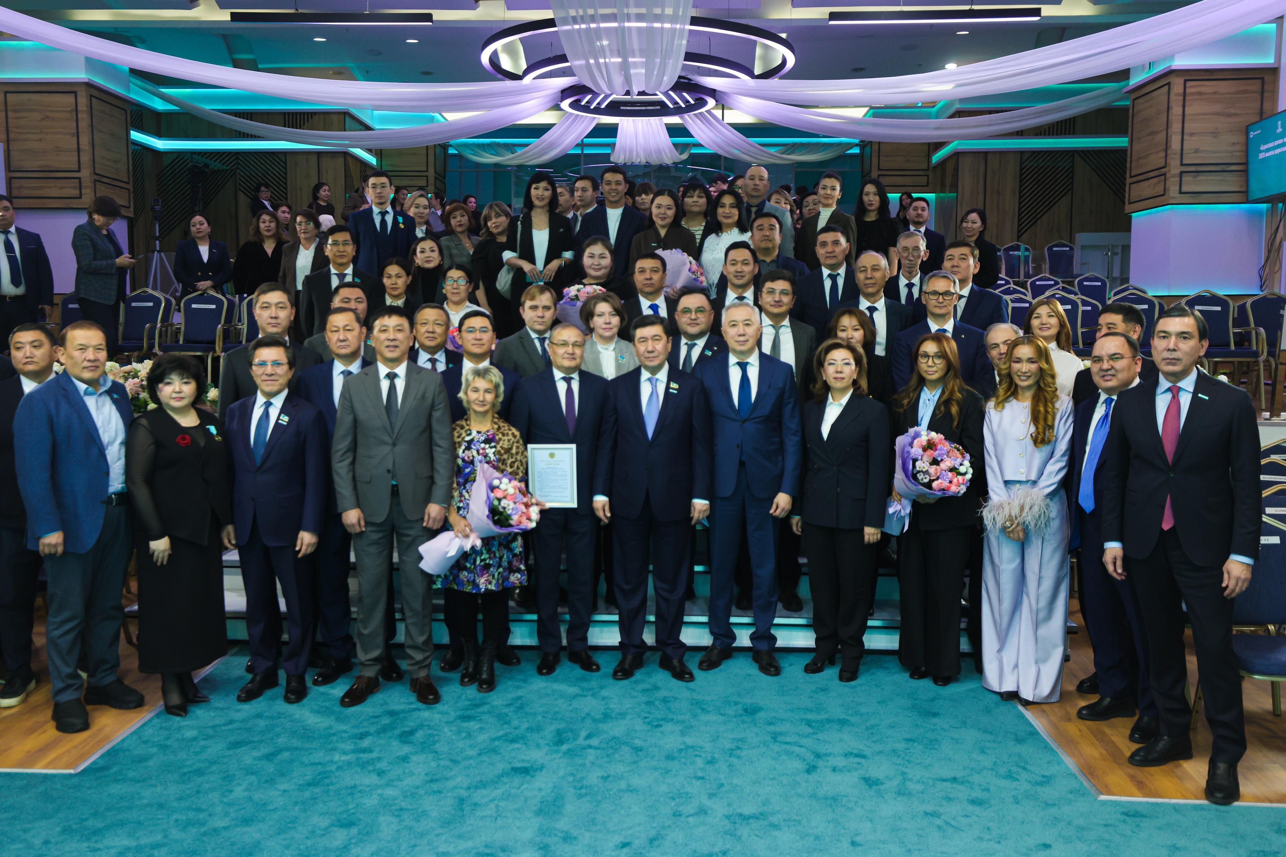 Партия AMANAT представила итоговые результаты проекта «Қарызсыз қоғам»