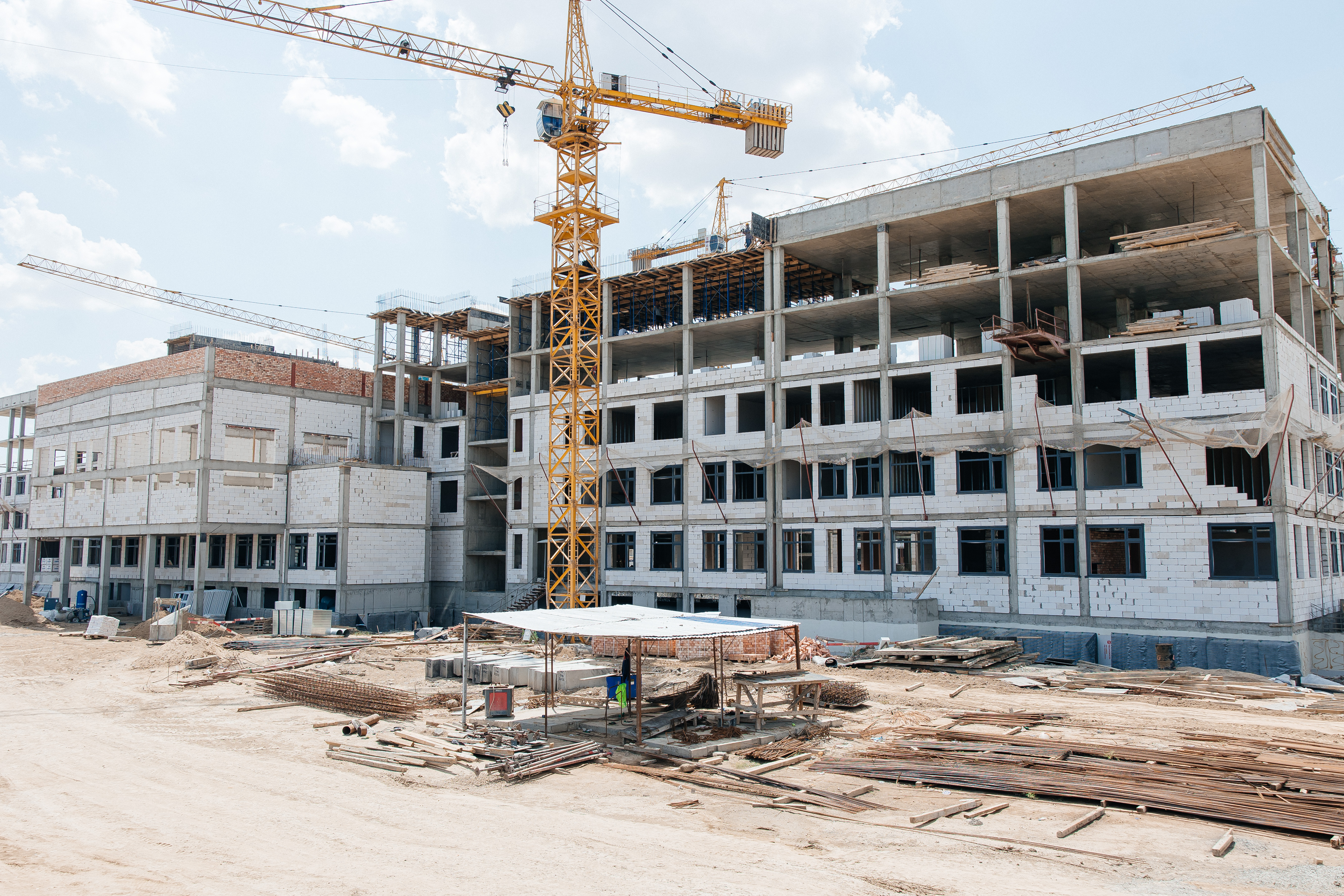 В Атырауской области ведётся строительство более 100 социальных объектов