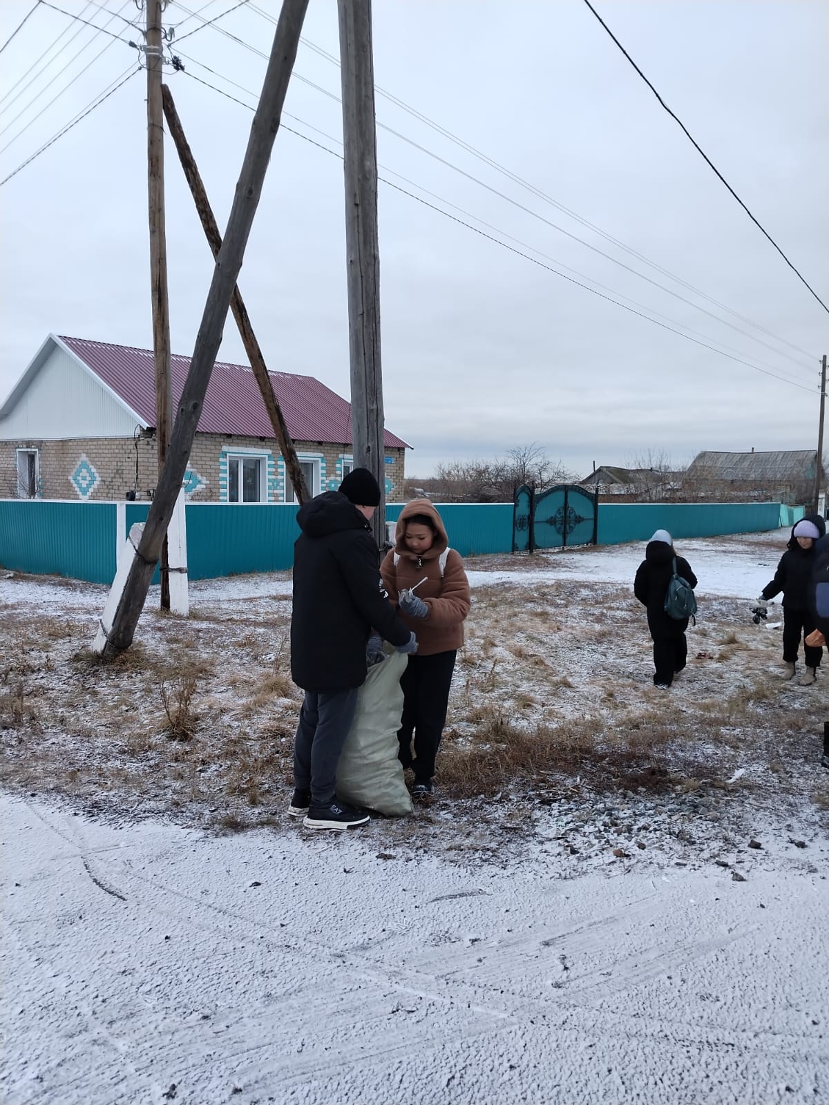 В Федоровском сельском округе прошёл большой субботник по уборке территории села.