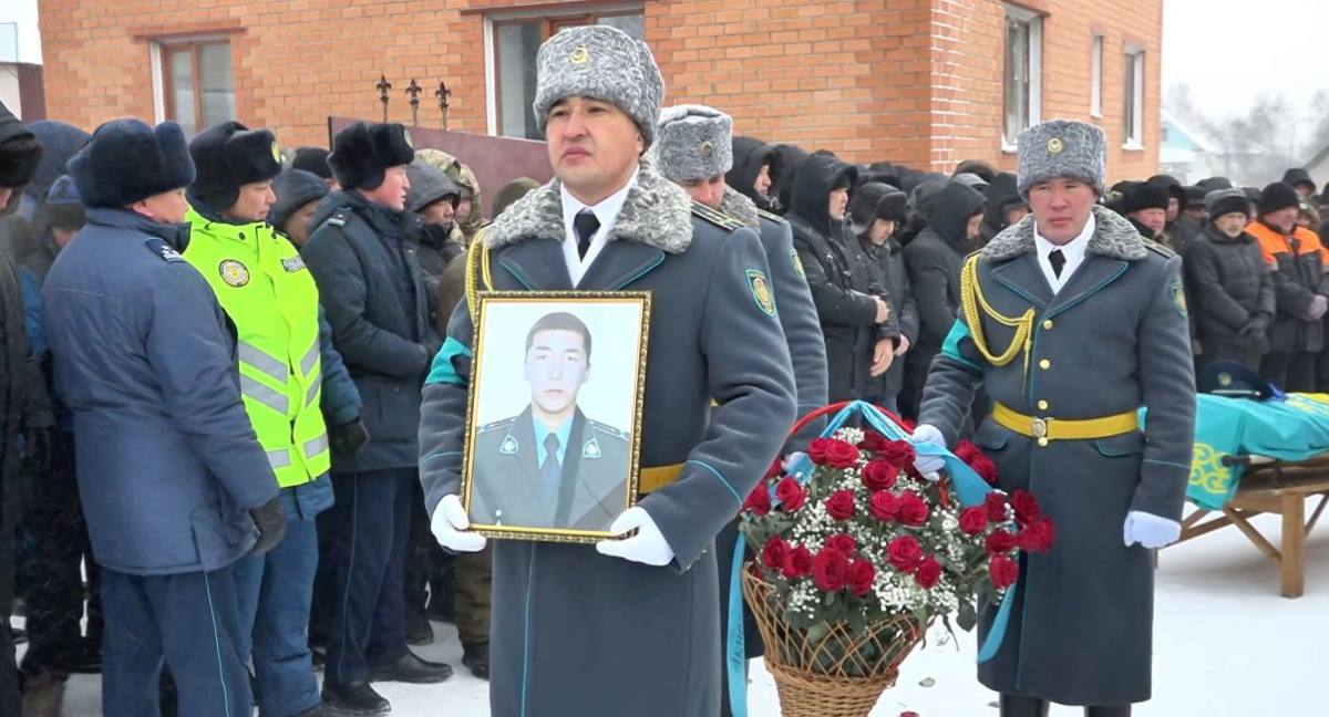 Полицейские проводили в последний путь погибшего коллегу в Акмолинской области