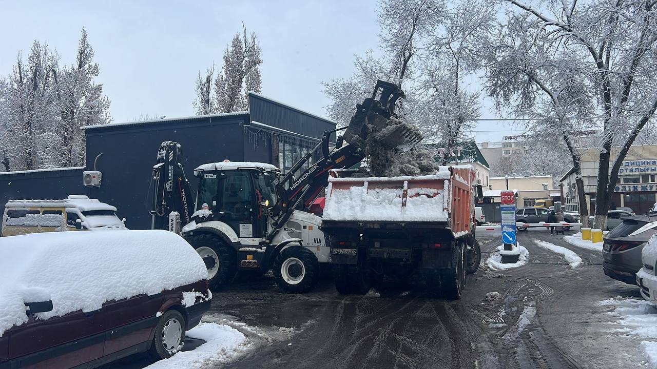 Снегопад не помеха — в районе активно идут работы по расчистке и обработке дорог !!!