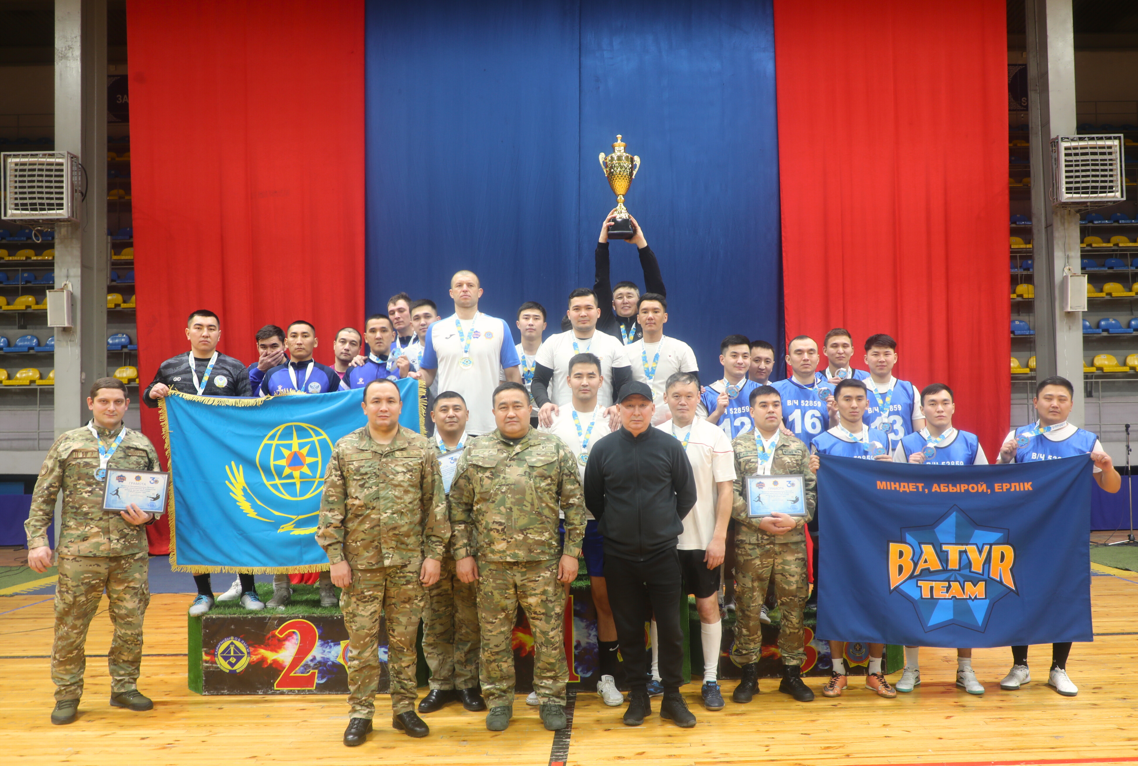 Қарағанды облысы ТЖД қызметкерлері футбол алаңында бақ сынасты