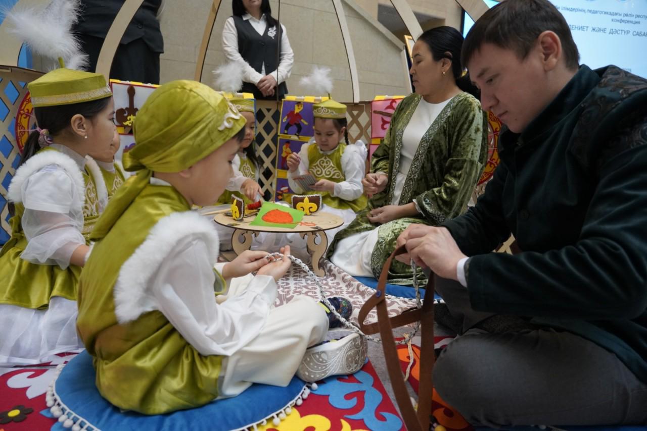 «Әл-Фараби ілімдерінің педагогикадағы рөлі»: Астанада республикалық ғылыми-педагогикалық конференция өтті