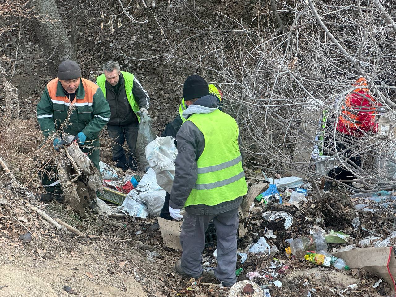Проведён масштабный субботник в мкр Таусамалы, на улице Рахымбай Ханалы