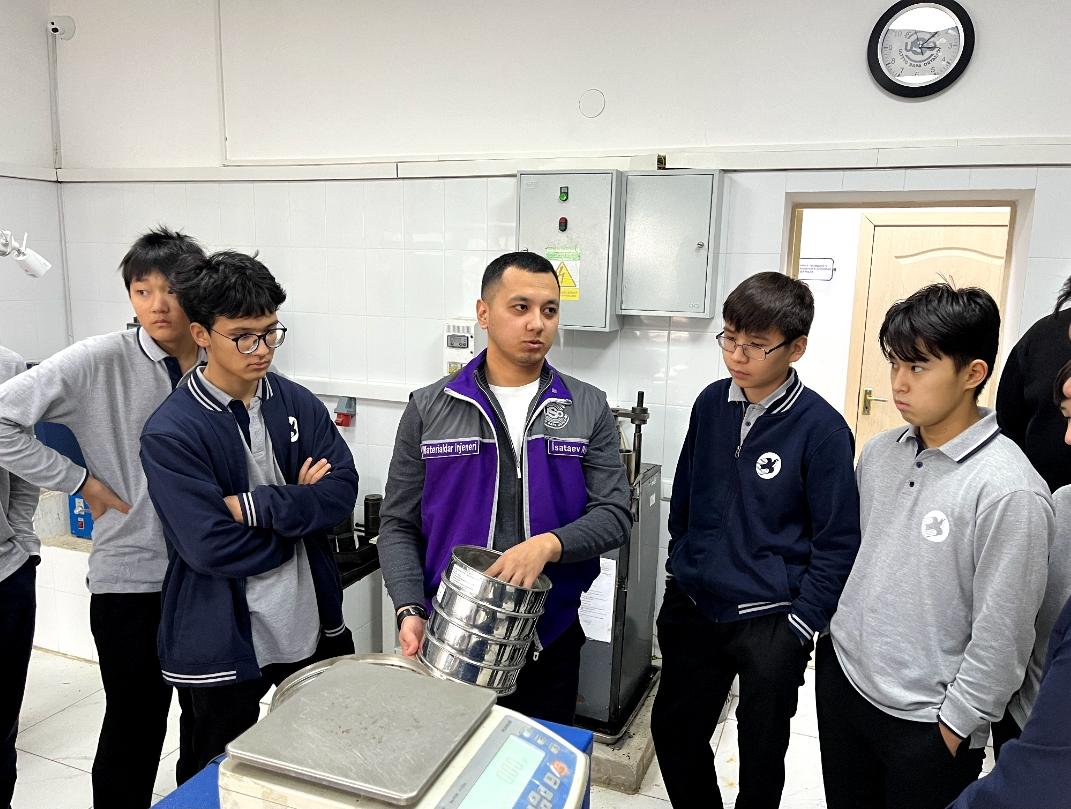 Оқушылар жол зертханасының жұмысымен танысты