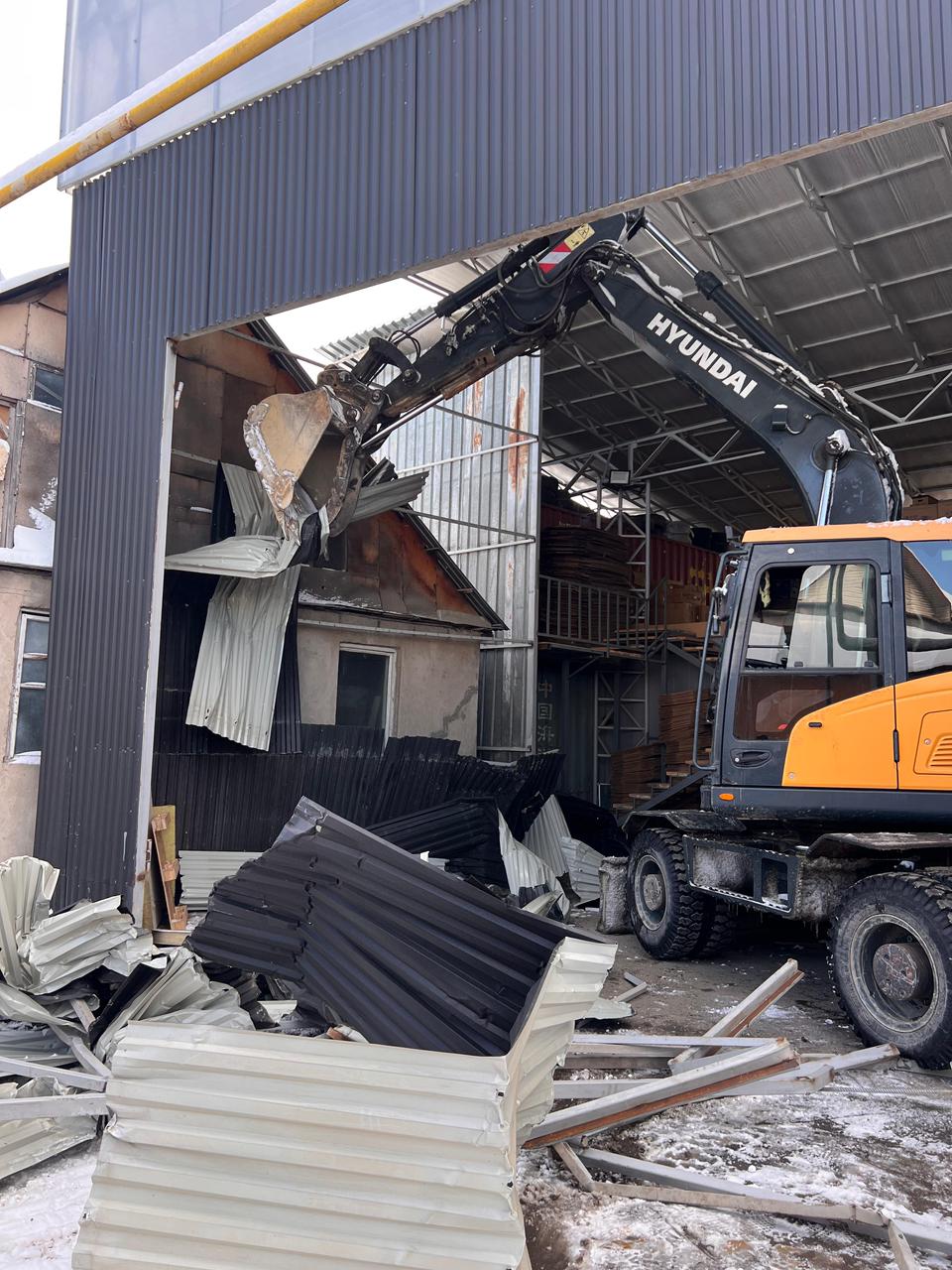 В Алматы сносят незаконное двухэтажное здание