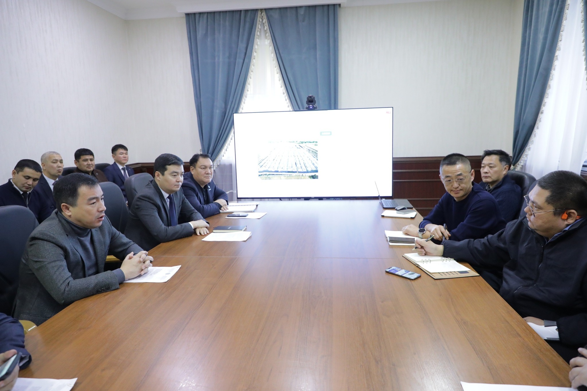 Аким района встретился с иностранными инвесторами