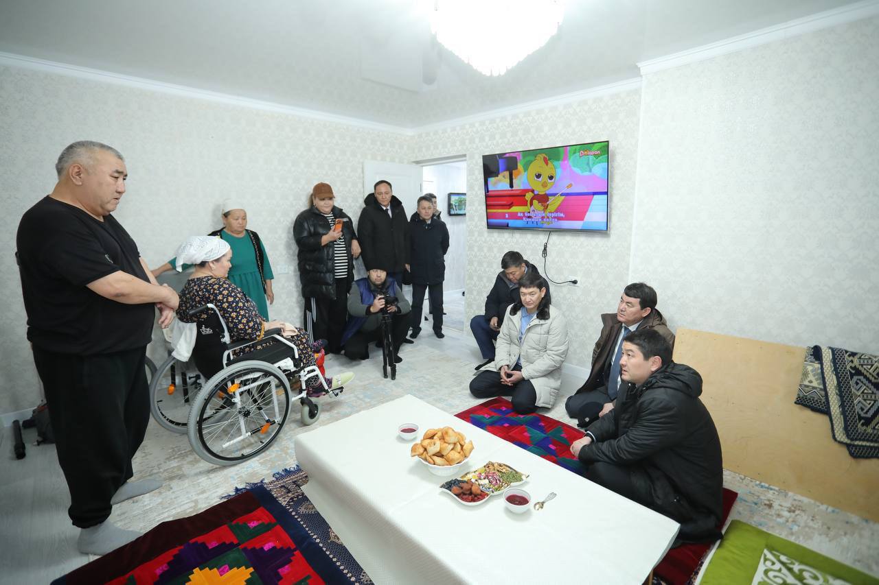 Нұрдәулет Қилыбай Жаңаөзенде мүмкіндігі шектеулі азаматтардың үйіне барып, мәселелерін тыңдады