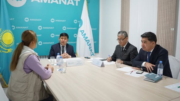 АКИМ РАЙОНА АЗАТ ОРАЛБАЕВ ЛИЧНО ПРИНЯЛ ЖИТЕЛЕЙ