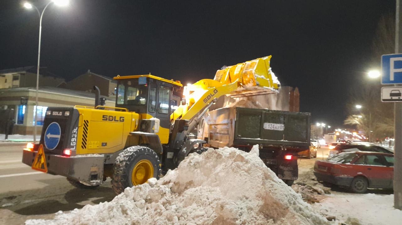 Астанада түнгі ауысымда қар күреуге мыңнан астам арнайы техника шығарылды