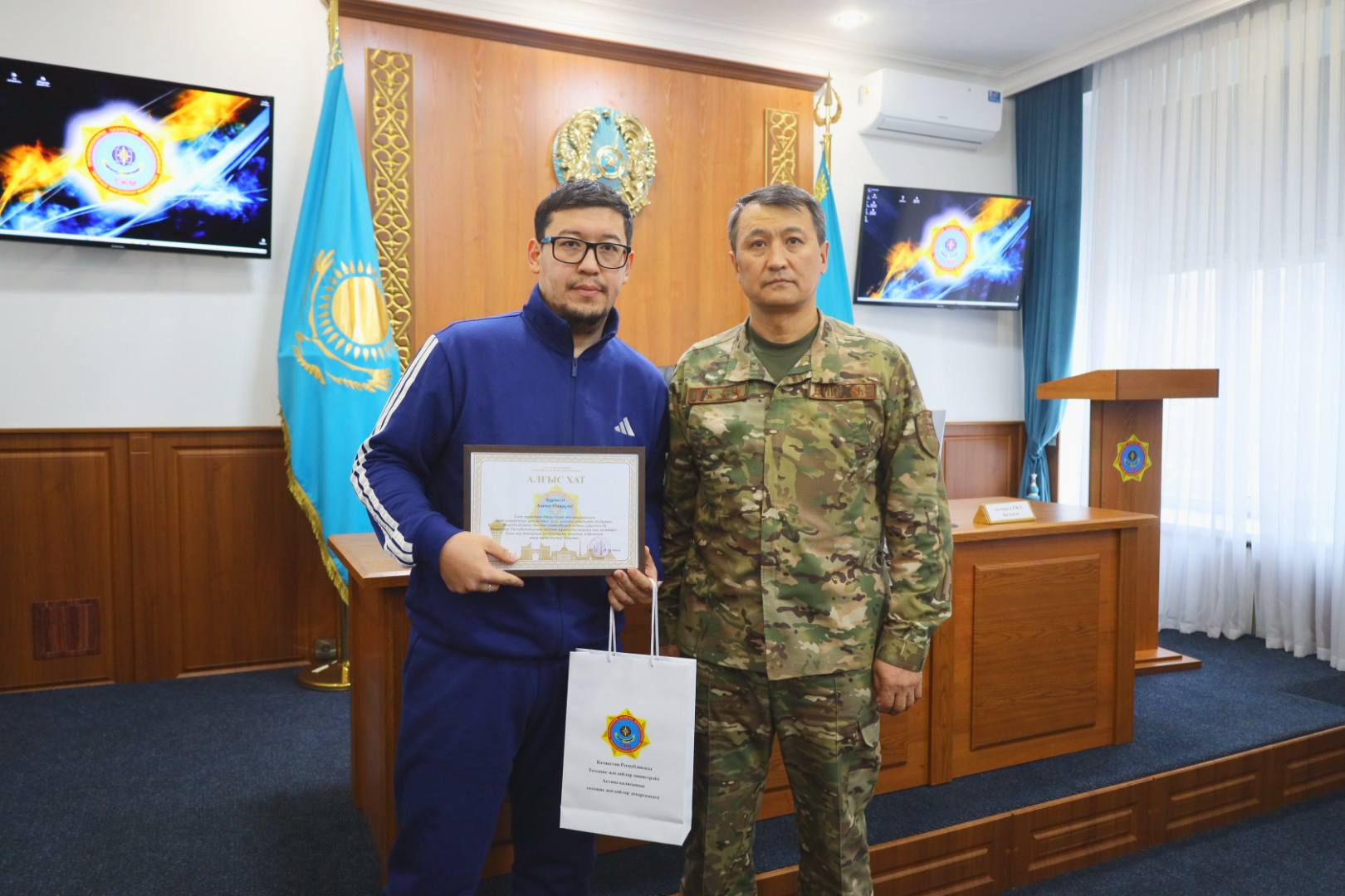 Елордада мұз астына түсіп кеткен адамды құтқарған азамат марапатталды