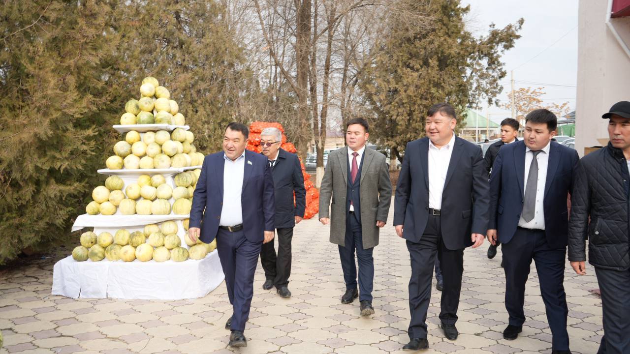 «AGROFEST ШАРДАРА – 2025»: АУДАН ӘКІМІ АРМАН ҚАРСЫБАЕВ ЕҢБЕК ЕРЛЕРІН МАРАПАТТАДЫ