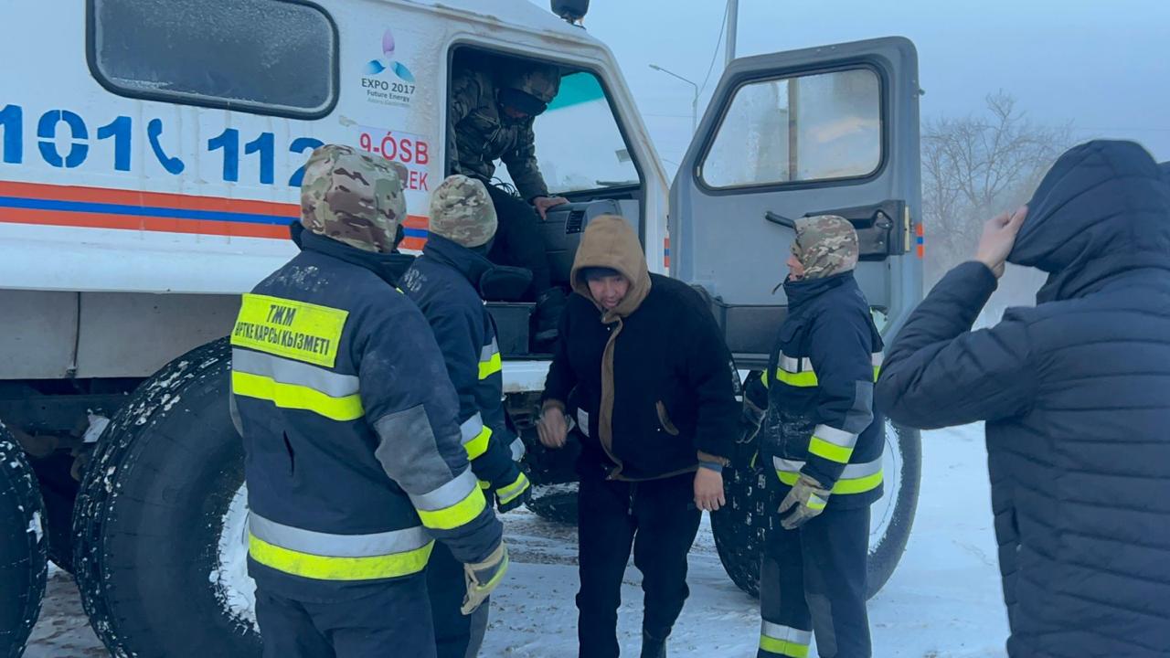Жетісуда қар құрсауында қалған 53 адам эвакуацияланды
