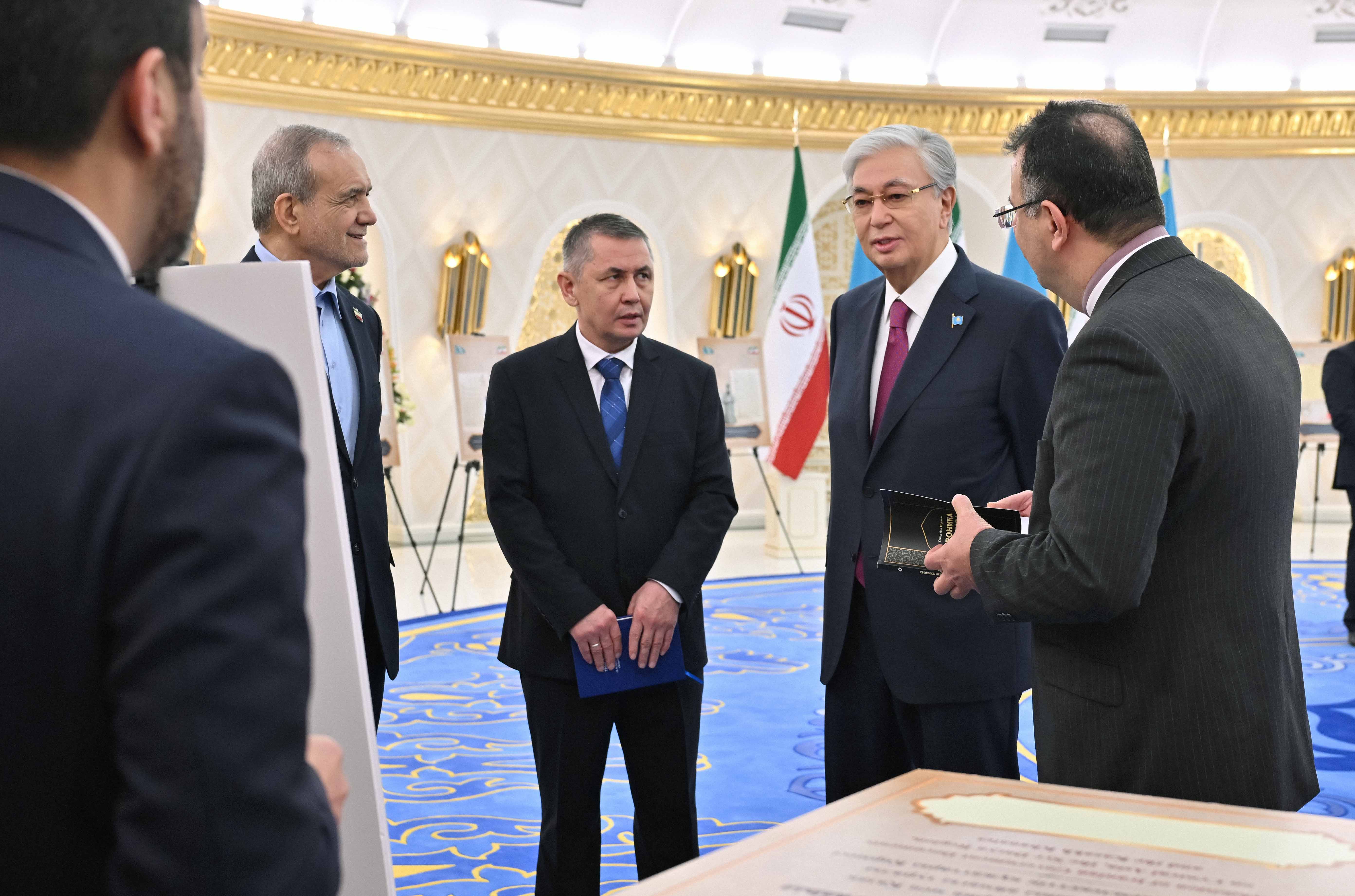 Президенты осмотрели выставку найденных в архивах Ирана древних рукописей, содержащих сведения по истории Казахстана