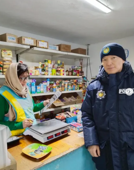 Бүгін Алмасай ауылдық округінің учаскелік полиция инспекторы полиция майоры Адилбаев С.С. қатысуымен дүкендерге құқықтық түсіндіру жұмыстары және сыбайлас жемқорлықтың алдын алу үшін буклеттер