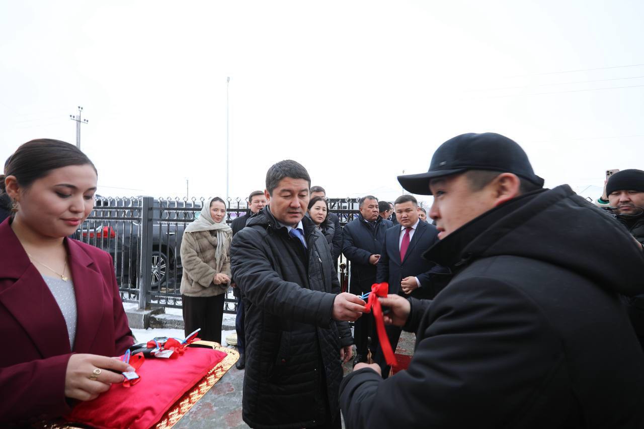 Кендірлі ауылында жаңа әкімдік ғимараты ашылып, қызметтік көліктер табысталды