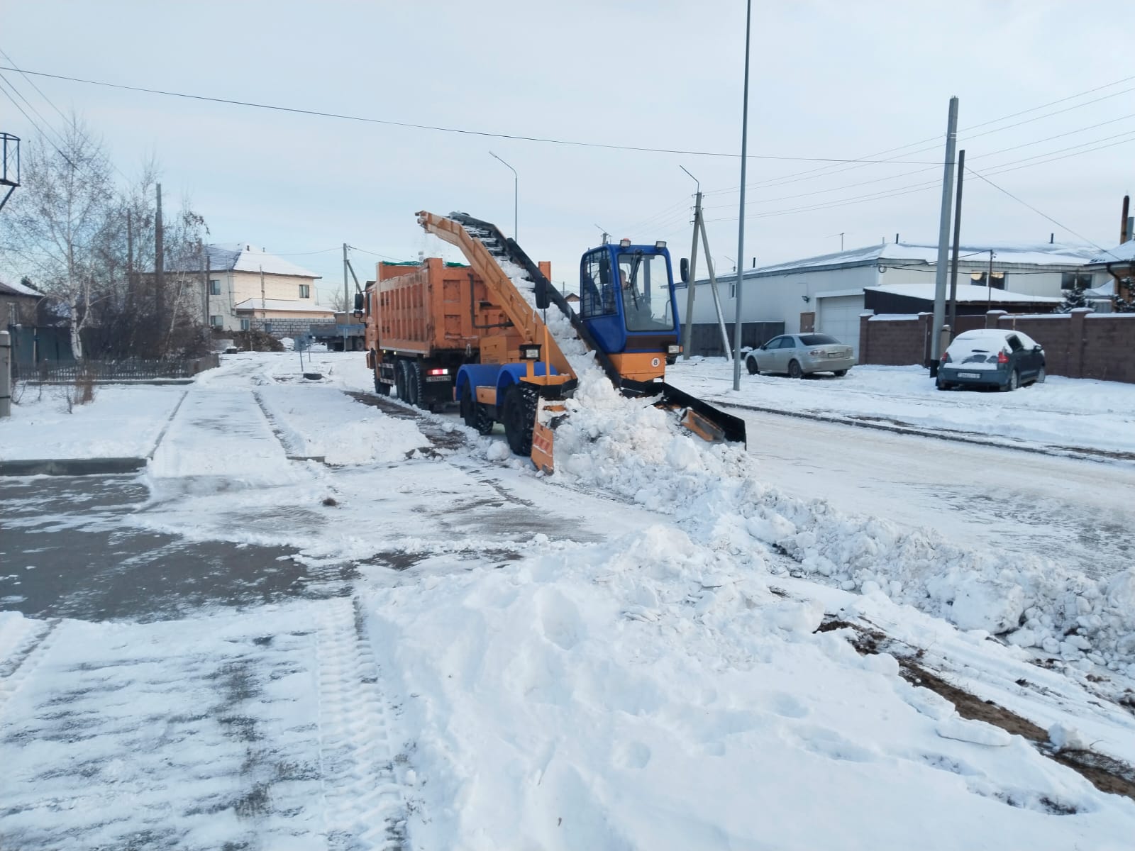 Астанада қар күреу жұмысына 3 мыңнан астам жол жұмысшысы шықты