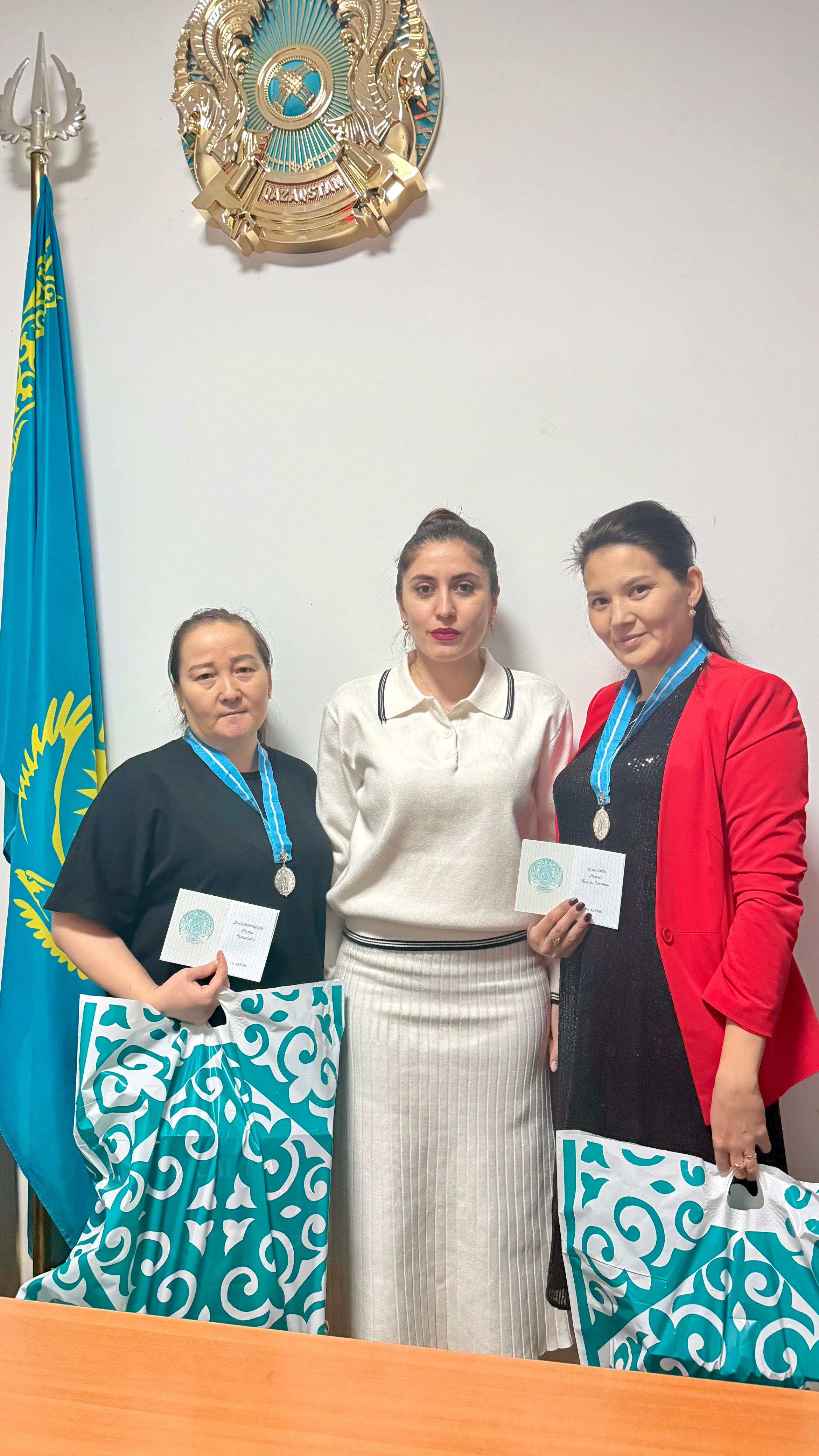 Награждение Күміс алқа.