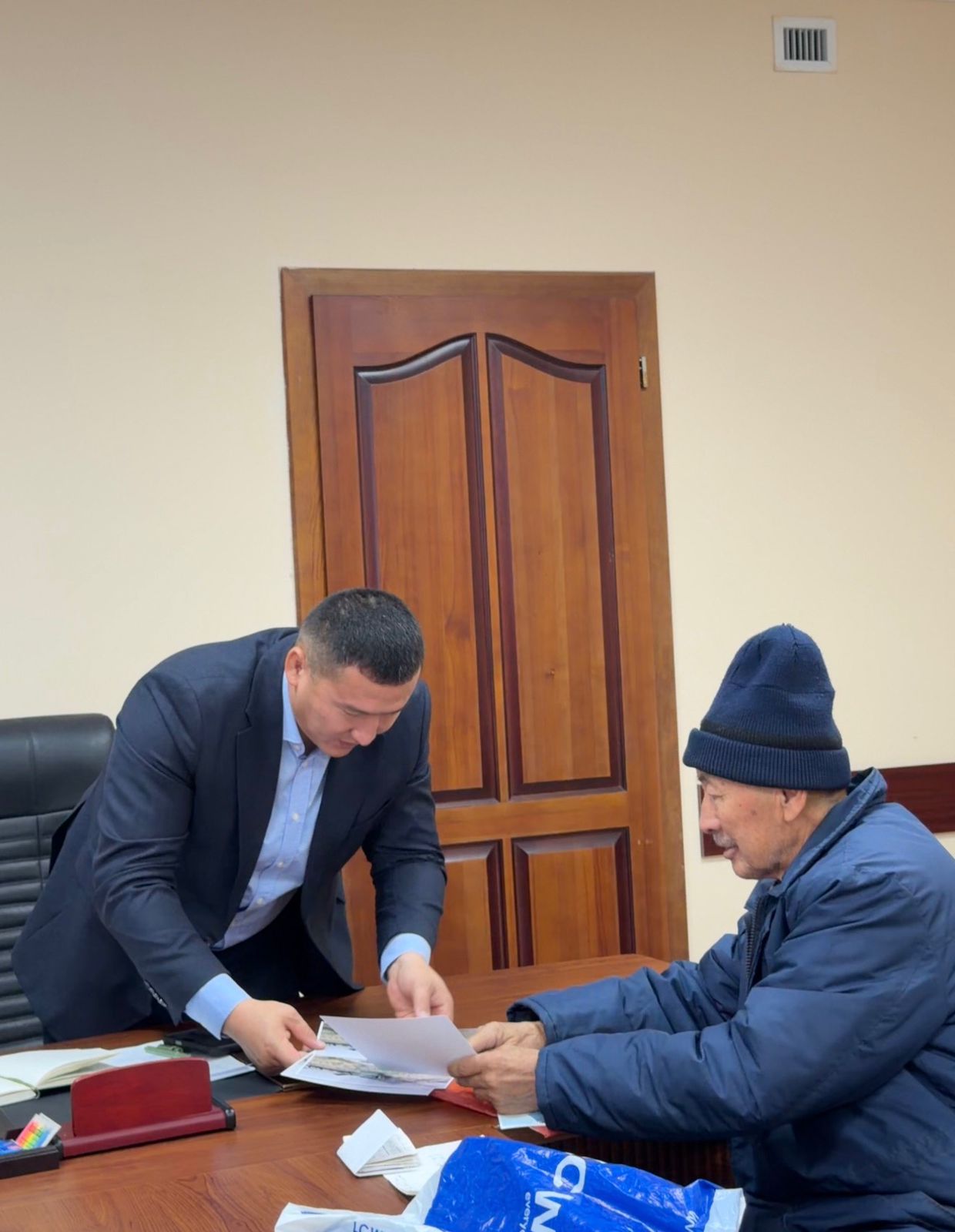 ЗАМЕСТИТЕЛЬ АКИМА РАЙОНА ПРИНЯЛ ЖИТЕЛЕЙ РАЙОНА