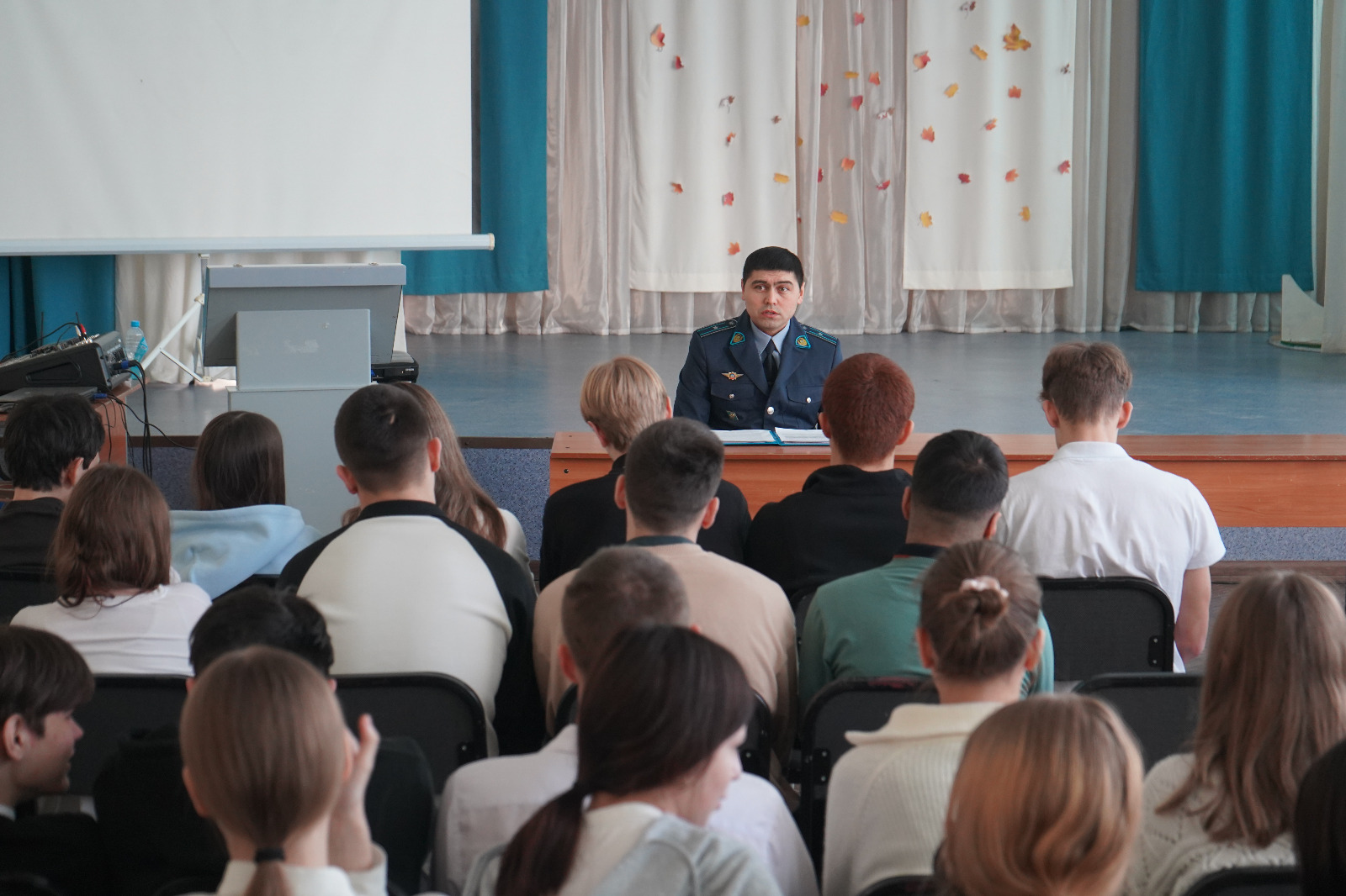 Полицейские миграционной службы отвечают на вопросы старшеклассников