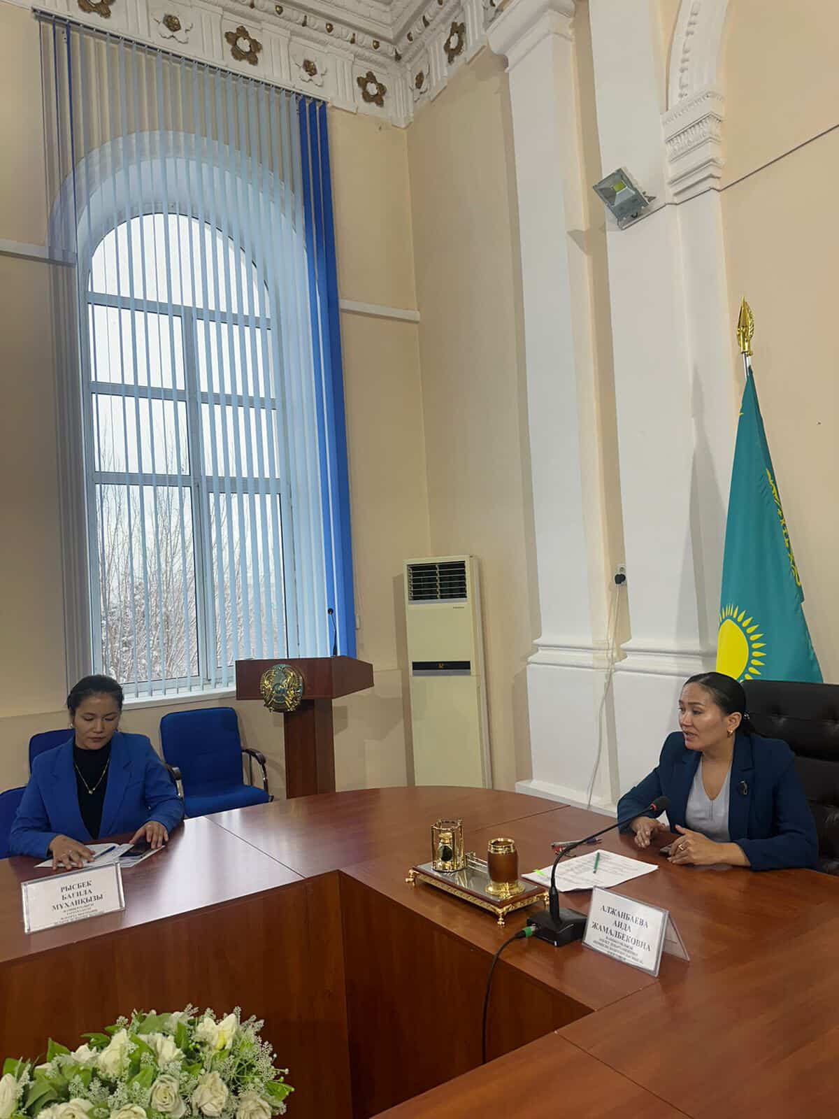 Педагог-психолог средней школы №54 города Тараз Б. Рысбек провела семинар-совещание среди государственных служащих