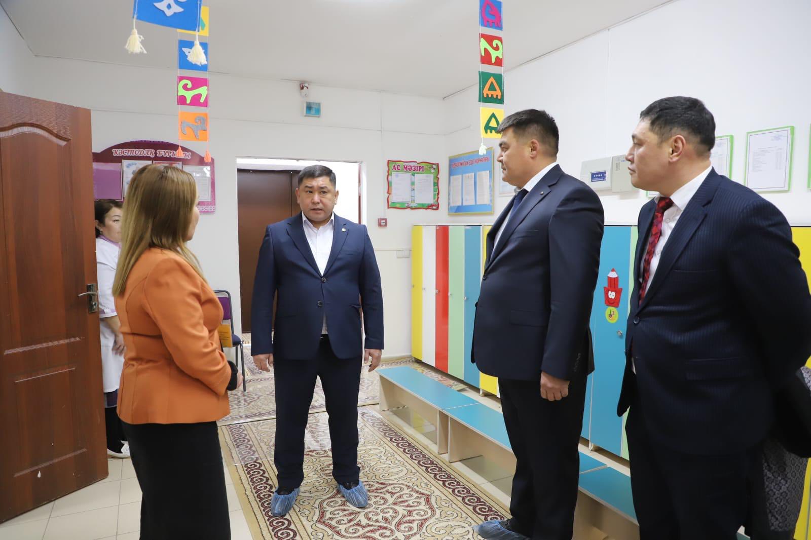 Аудан әкімі білім беру ұйымдарының жұмысымен танысты