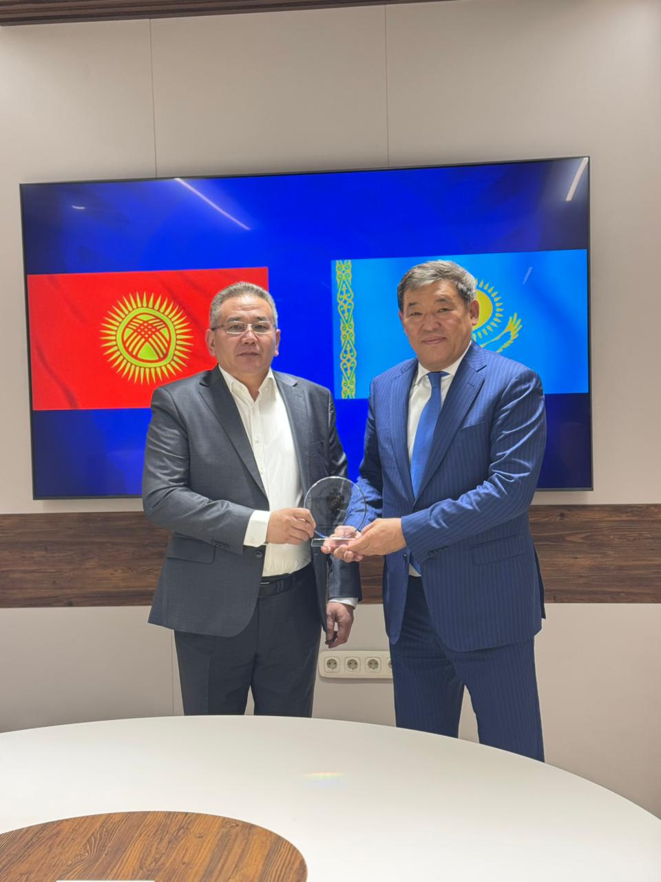 О встрече Чрезвычайного и Полномочного Посла Республики Казахстан в Кыргызской Республике Рапиля Сейтхановича Жошыбаева с Заместителем Министра внутренних дел Кыргызской Республики Эркебеком Джумабековичем Аширходжаевым