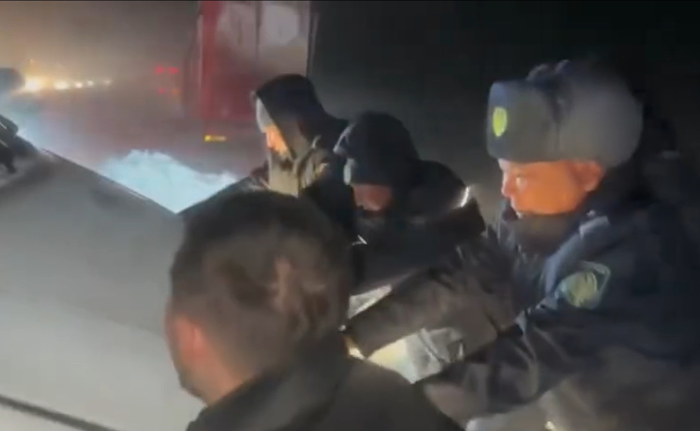 Оперативная помощь в снежную бурю: полиция выводит автомобили из снежного плена