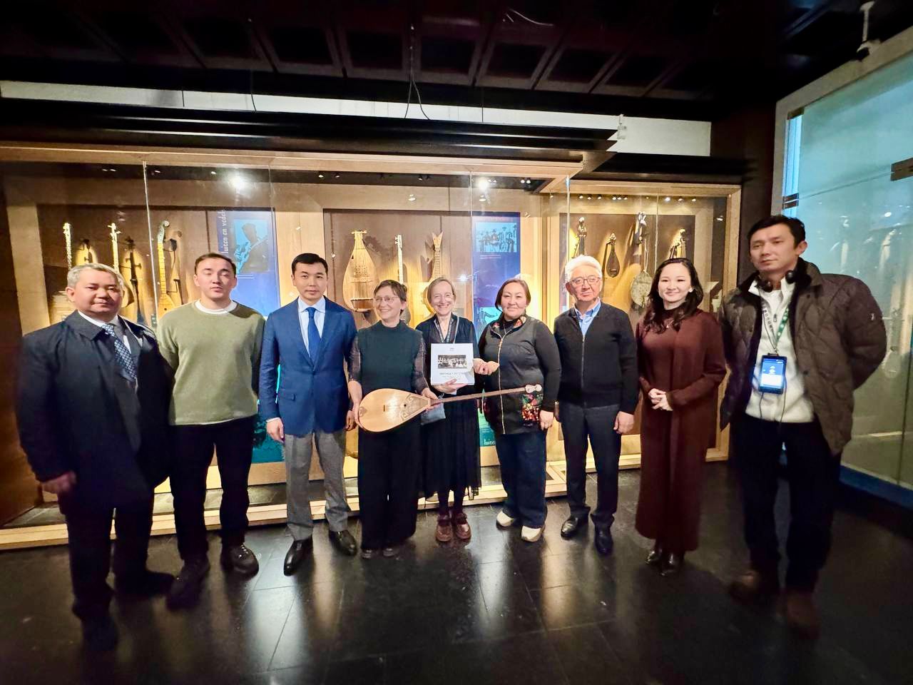 Домбыра мен сазсырнай Бельгияның Корольдік музыкалық аспаптар музейінің коллекциясына енді