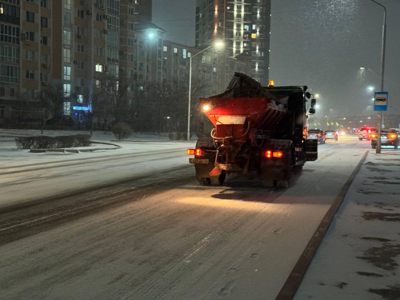 Қала жолдарына инертті материал себілді