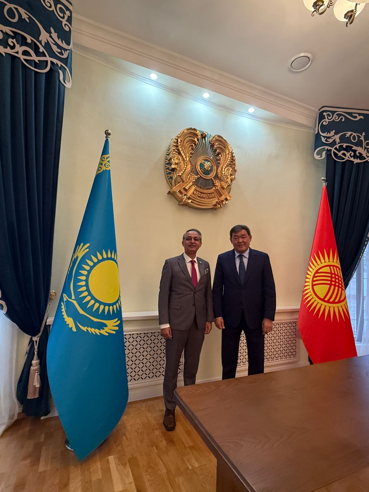 В Посольстве Казахстана состоялась встреча Чрезвычайного и Полномочного Посла Республики Казахстан в Кыргызской Республике Рапиля Жошыбаева с Чрезвычайным и Полномочным Послом Исламской Республики Пакистан в Кыргызской Республике Алтамаш Вазир Ханом
