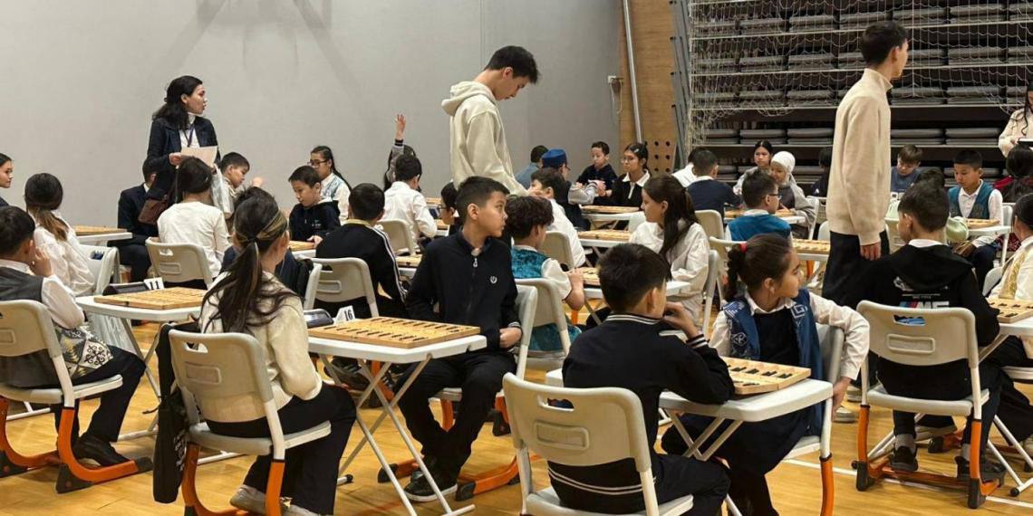 Астанада Тәуелсіздік күніне орай балалар мен ардагерлер арасында тоғызқұмалақтан қалалық турнир өтті