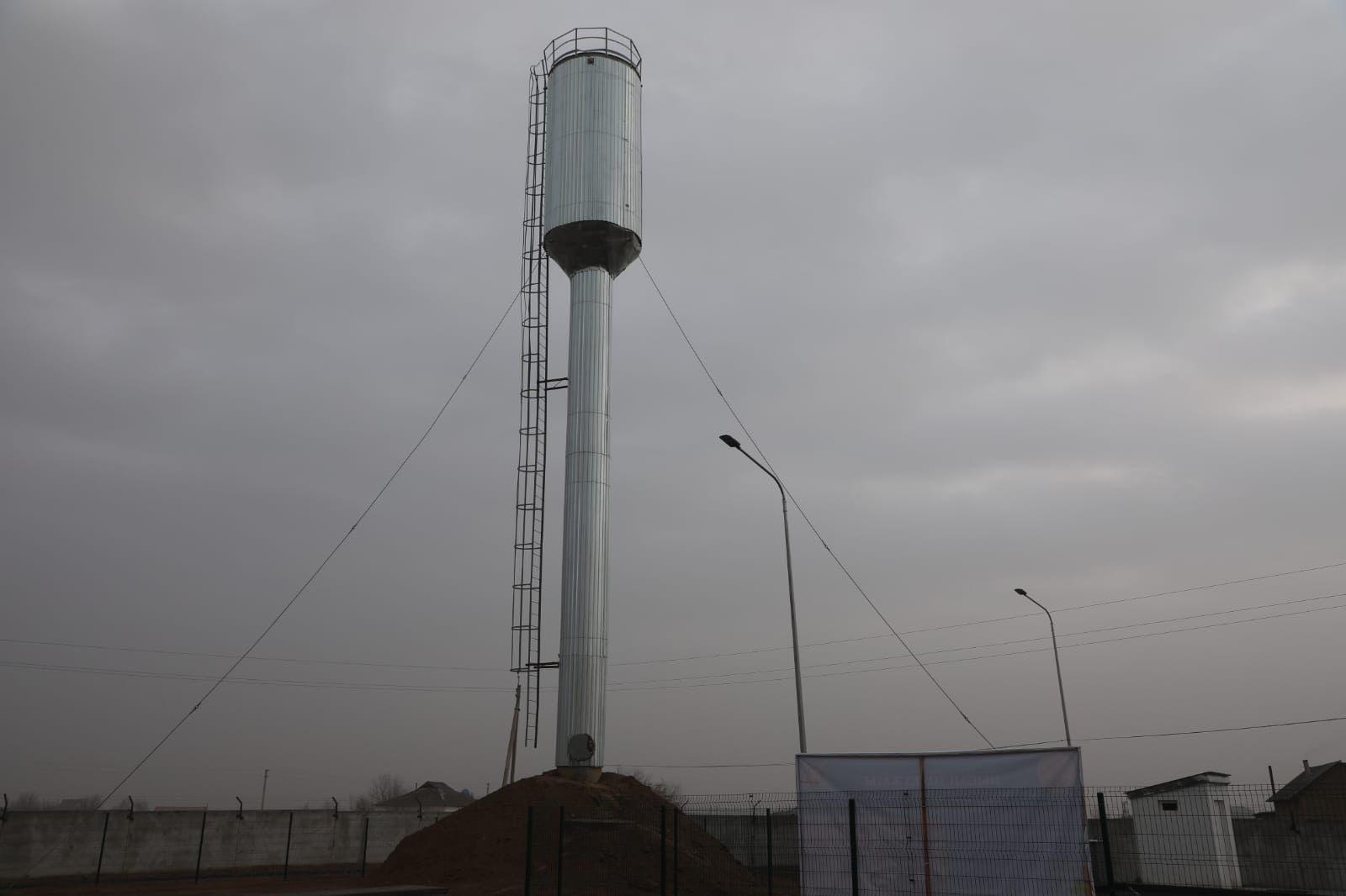 ТҮРКІСТАН: САРЫАҒАШТА МЕМЛЕКЕТКЕ ҚАЙТАРЫЛҒАН АКТИВТЕР ЕСЕБІНЕН ШАЛҒАЙ АУЫЛДАР ОРТАЛЫҚТАНДЫРЫЛҒАН АУЫЗ СУҒА ҚОСЫЛДЫ