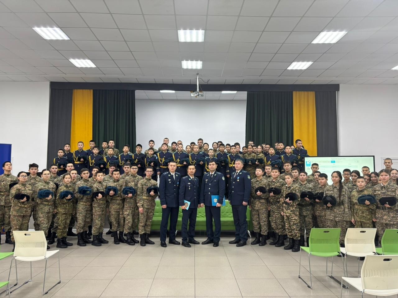 Кадет сыныбында полицейлер ерлік сабақтарын өткізді