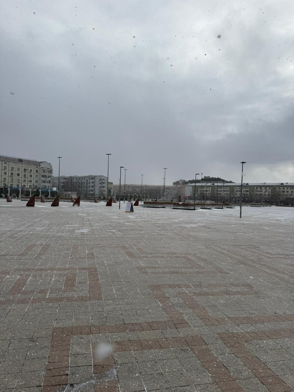 Атырау облысында желтоқсанның 14-іне қараған түнде ауа райы күрт нашарлап, циклон жүруде. Метеорологиялық қызмет мамандарының мәліметінше, желдің екпіні секундына 25 метрден асып, боран соғып, көктайғақ түзілуде. Бұл қозғалысқа қауіпті