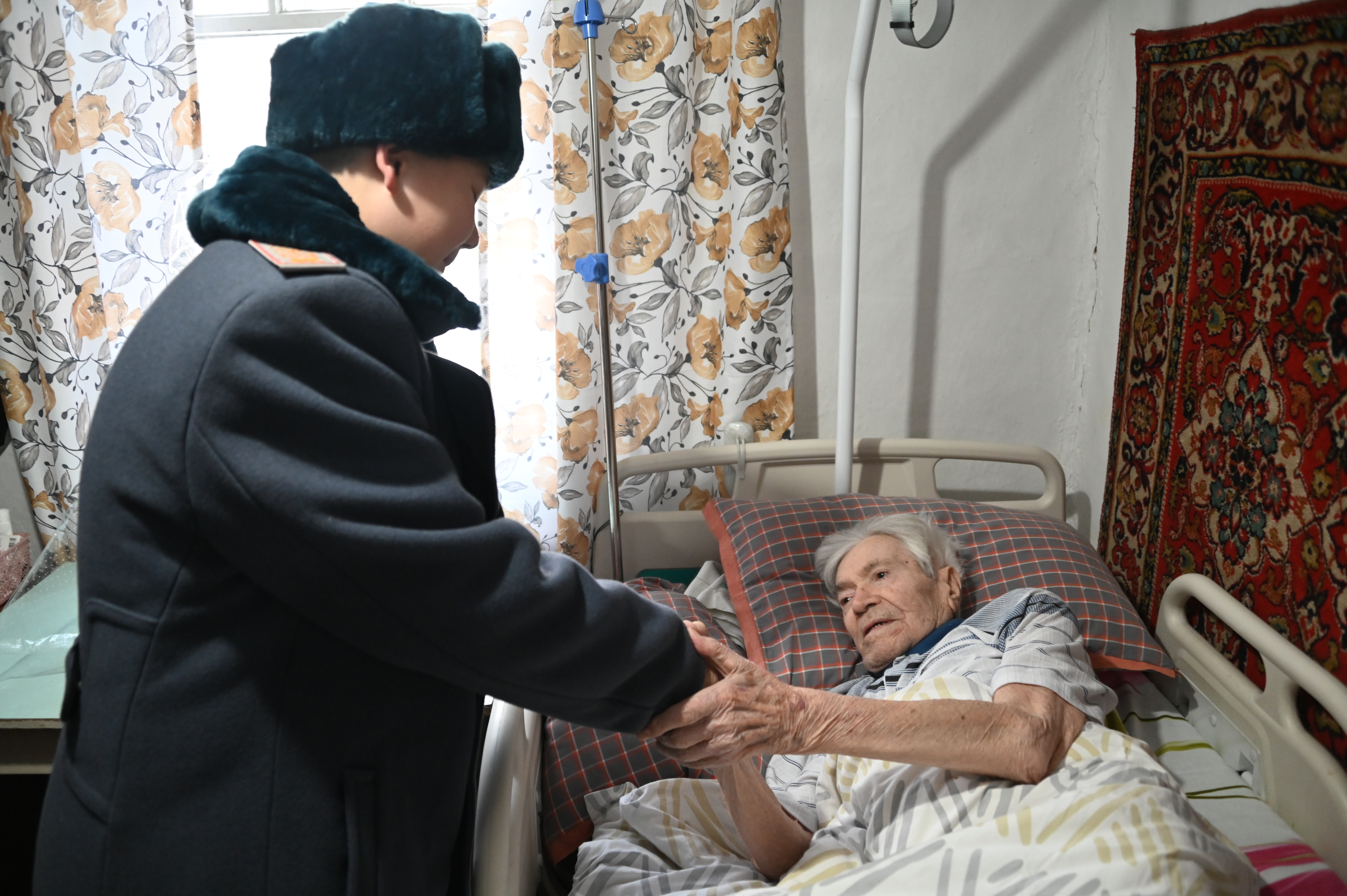 Қарағандыда әскери қызметшілер Ұлы Отан соғысының ардагері Виктор Андреевич Шелудяковты 100 жылдық мерейтойымен құттықтады