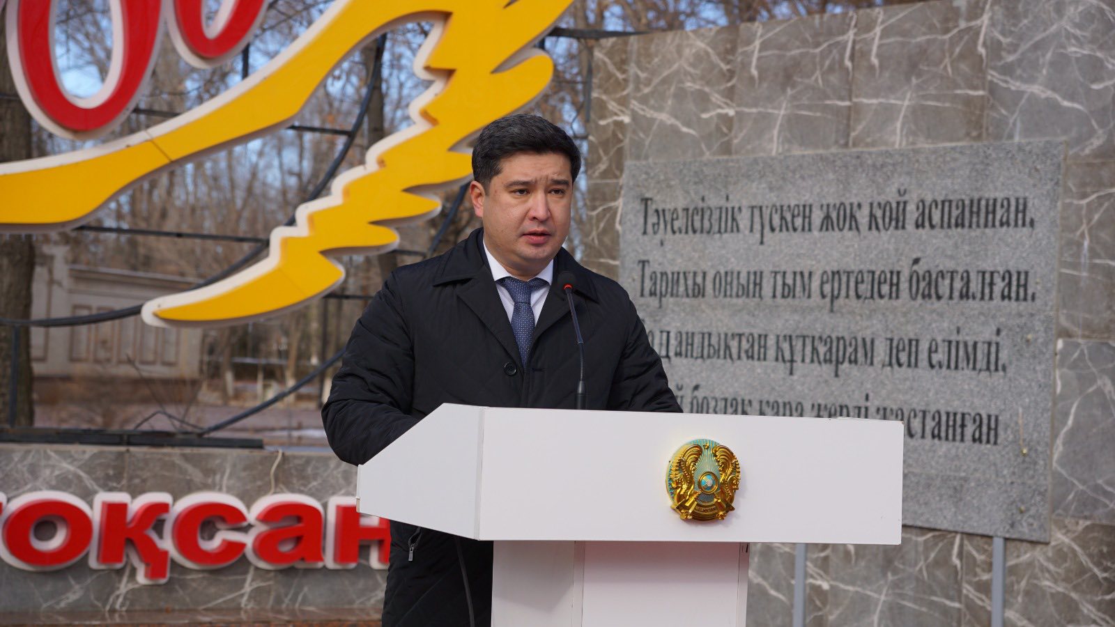 ТӘУЕЛСІЗДІК КҮНІНЕ ОРАЙ ЖЕЛТОҚСАН ОҚИҒАСЫНЫҢ ҚАТЫСУШЫЛАРЫН ЕСКЕ АЛУ ЕСКЕРТКІШІНЕ ГҮЛ ШОҚТАРЫ ҚОЙЫЛДЫ