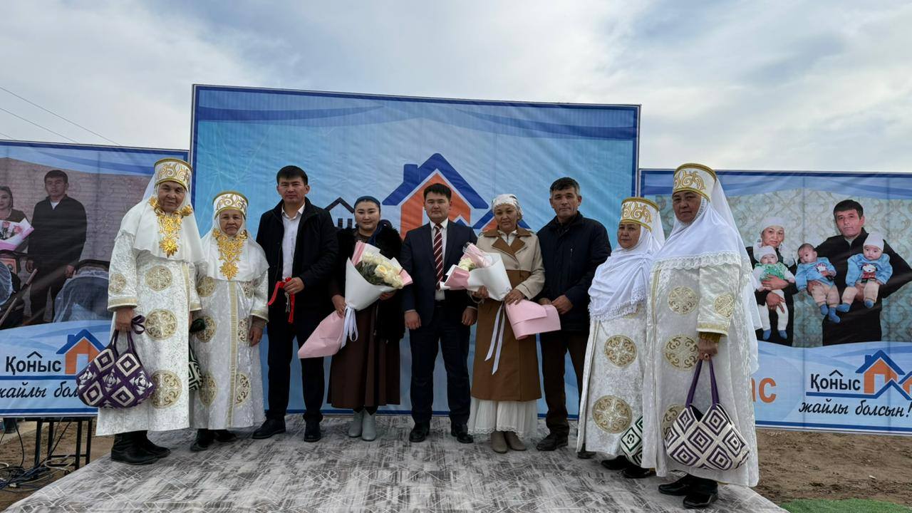 ТӘУЕЛСІЗДІК ТАРТУЫ: ТҮРКІСТАН ОБЛЫСЫНДА ҮШЕМДЕРДІ ДҮНИЕГЕ ӘКЕЛГЕН ЕКІ ОТБАСЫНА ЖАҢА ҮЙ КІЛТТЕРІ ТАБЫСТАЛДЫ