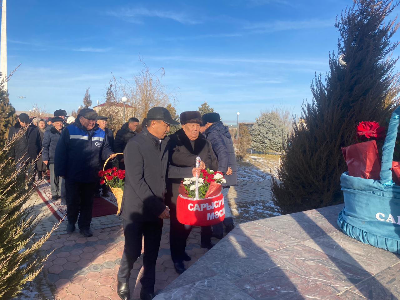 Гүл шоқтарын қою рәсімі өтті