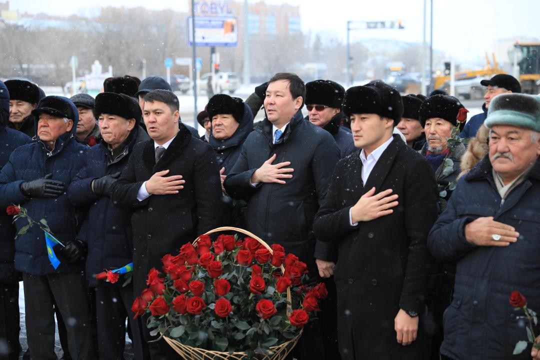 Ақтөбеліктер Тәуелсіздік күні «Азаттықтың ақ таңы» мемориалдық кешеніне гүл шоқтарын қойды