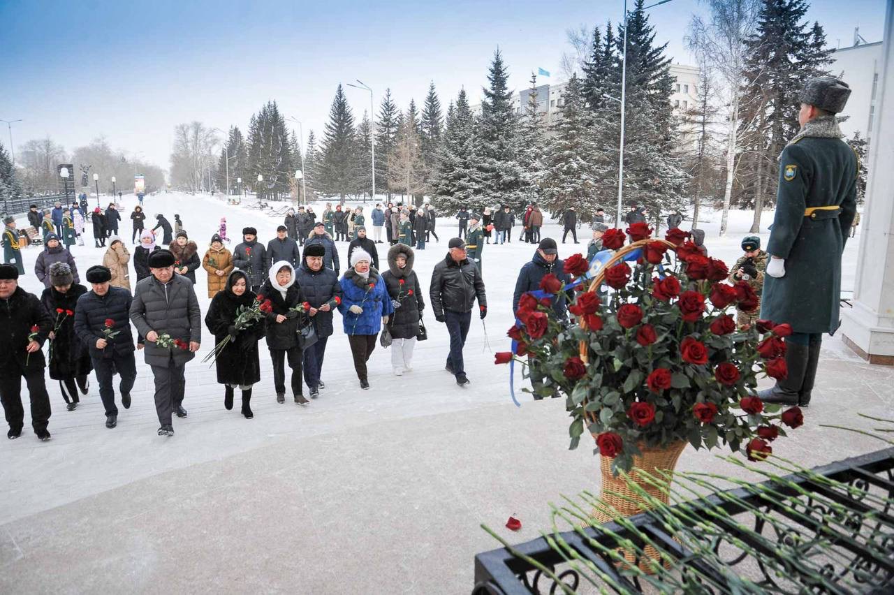 Тәуелсіздік күніне орай гүл шоқтарын қою рәсімі өтті