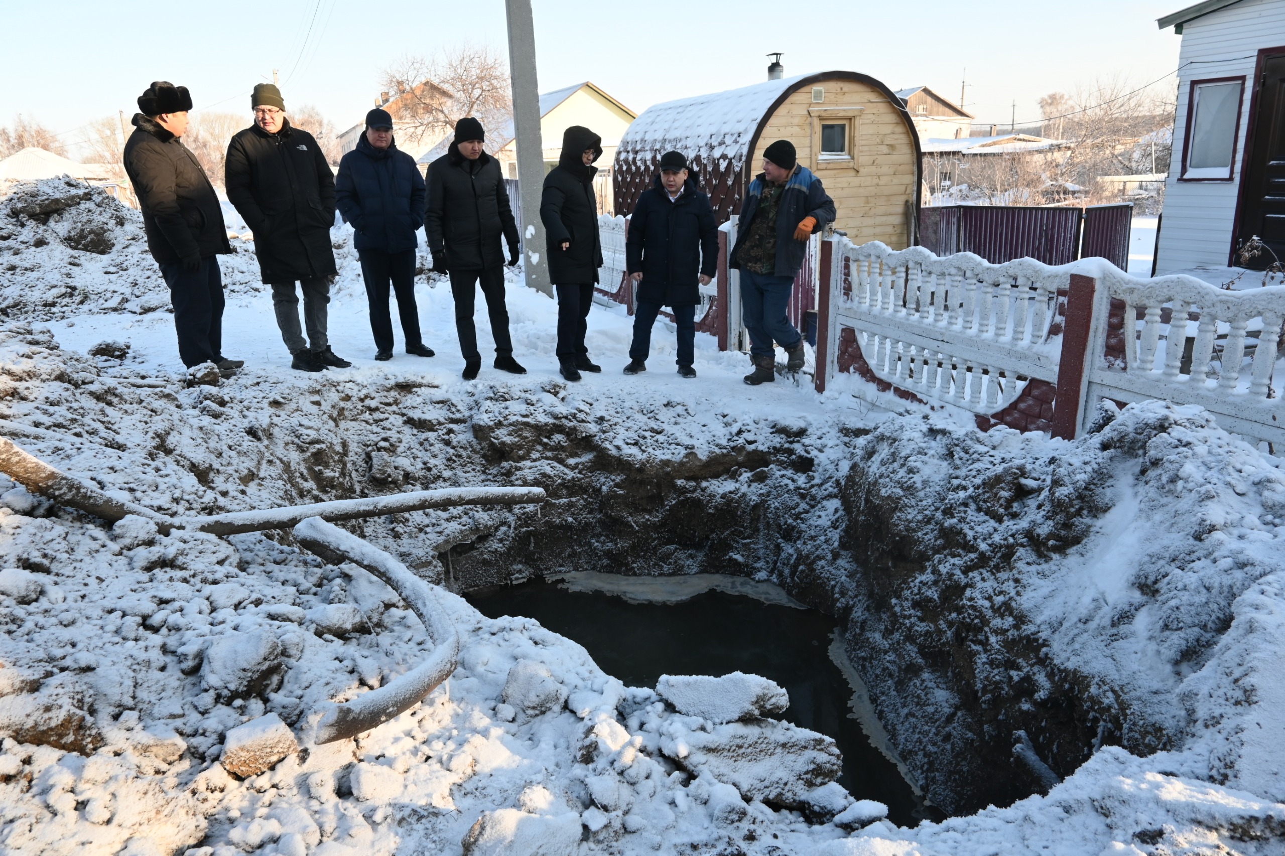 Су құбырының екпіні: апаттық жабдықтар орнында