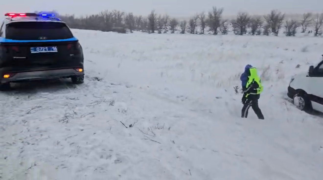 ШҚО полициясы Өскемен – Семей тасжолында қалған 9 жолаушыға көмек көрсетті