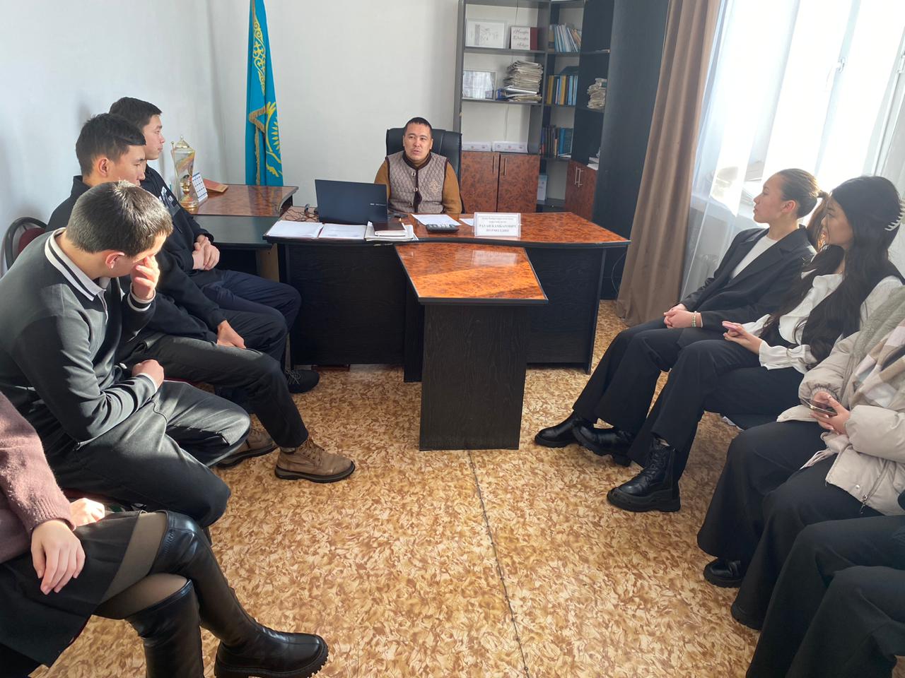 мектеп түлектерімен кездесу