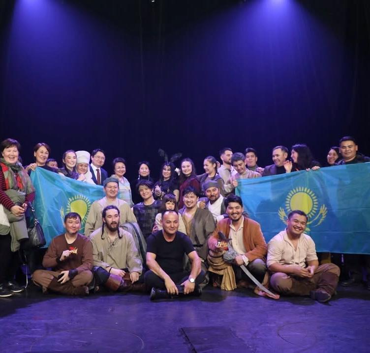 Т.Ахтанов атындағы Ақтөбе облыстық драма театры Ақтөбе облысы әкімдігінің тікелей қолдауымен  9–12 желтоқсан аралығында Еуропа төрі – Париж қаласында қазақ халқының ұлттық эпосын сахнаға шығарып, өнер көрсетті