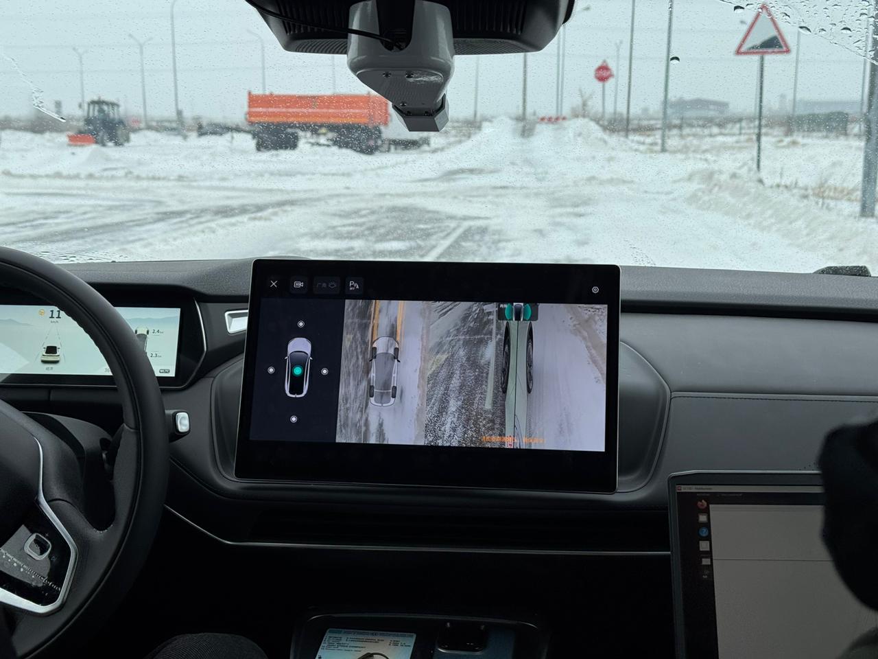 Астанада автономды басқарылатын электромобиль көрсетілді