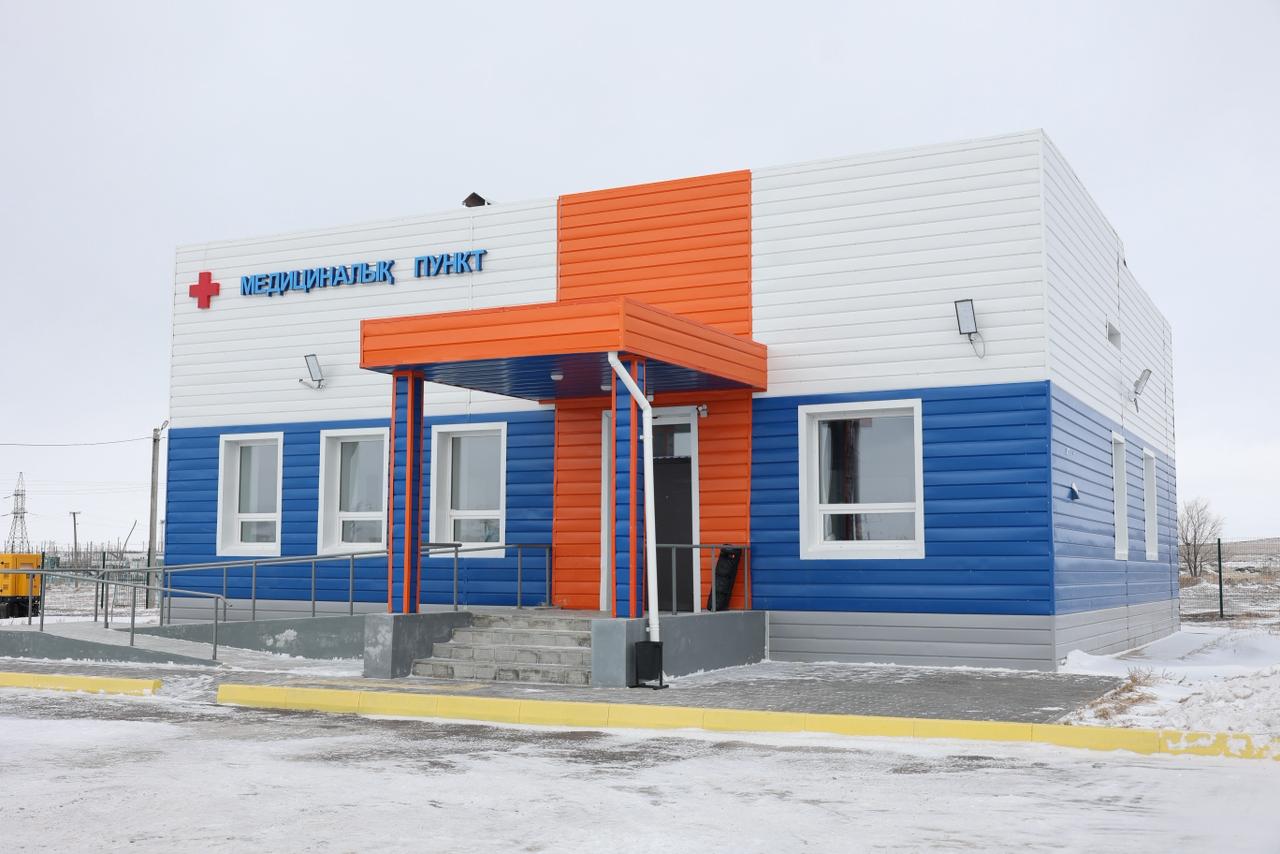 ОТКРЫТО НОВОЕ МЕДИЦИНСКОЕ ЗДАНИЕ  16 декабря, в преддверии Дня Независимости, в рамках реализации поручений Главы государства по развитию социальной инфраструктуры, в селе Карамурун, относящемся к Краснополянскому сельскому округу Шетского района, введён в эксплуатацию медицинский пункт и передан на благо населения.  В торжественном мероприятии принял участие заместитель акима района Д. Карсембаев, который поздравил жителей села с открытием нового медицинского объекта.  Медицинский пункт в селе Карамурун будет обслуживать более 200 жителей. Объект оснащён современным оборудованием в соответствии с действующими стандартами и включает специализированные кабинеты (доврачебный, смотровой, процедурный, кабинет приёма пациентов). Это позволит повысить качество и доступность первичной медицинской помощи для сельских жителей. Медицинский пункт рассчитан на приём до 25 человек за одну смену.